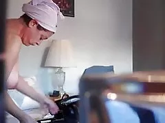 Tädi alasti peidetud nukk